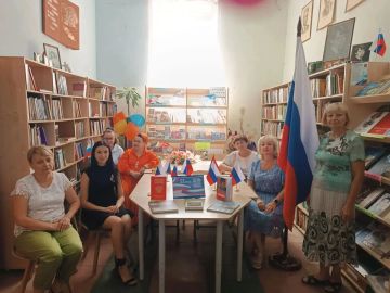 В Ждановке прошел исторический час, посвященный Дню Государственного флага Российской Федерации