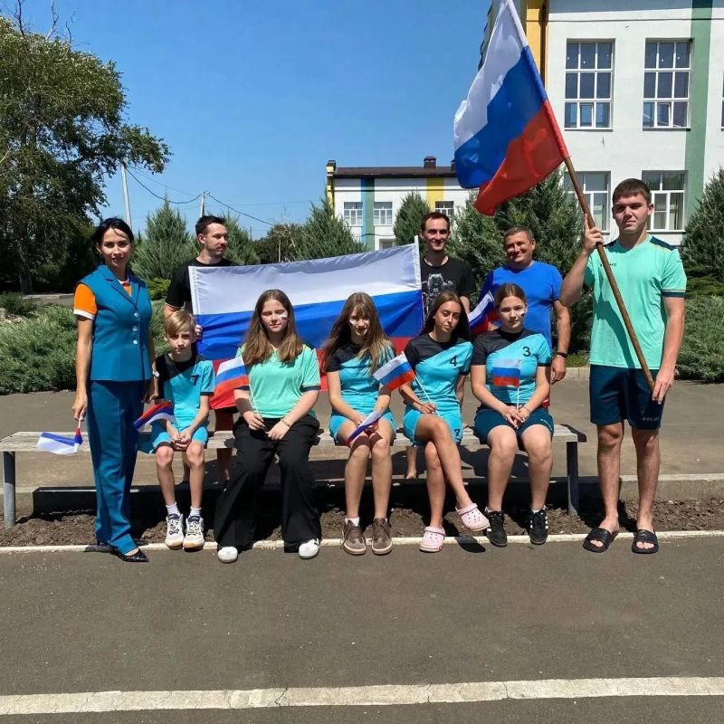 Вместе — к новым победам!. В честь Дня Государственного флага Российской Федерации учащиеся Мангушской школы № 1 совместно с сотрудниками Межрайонной инспекции Федеральной налоговой службы № 10 по Донецкой Народной...