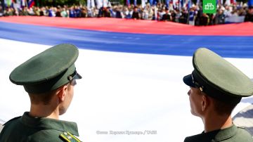 От Камчатки до ДНР: по всей стране проходят патриотические акции и празднования, приуроченные ко Дню Государственного флага РФ