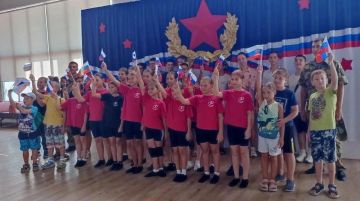 Росгвардейцы рассказали юным мариупольцам об истории флага России