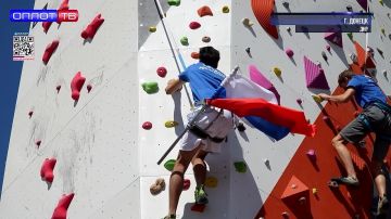 Как донецкие спортсмены отметили День Государственного флага Российской Федерации?