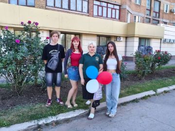 Триколор: акция по раздаче воздушных шаров в цветах флага в Горловке
