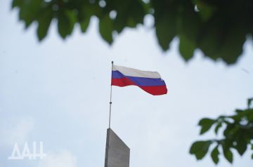 Воплощение великой истории и общих побед: Путин поздравил россиян с праздником