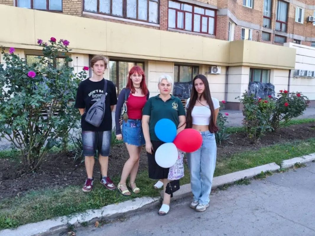 Триколор: акция по раздаче воздушных шаров в цветах флага в Горловке