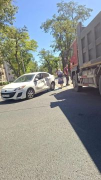 В Мариуполе на Капринского не поделили дорогу грузовик и легковушка