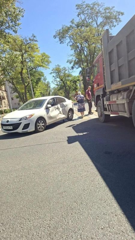 В Мариуполе на Капринского не поделили дорогу грузовик и легковушка