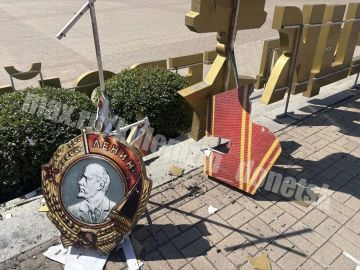 Укропский дрон разворотил инсталляцию ко Дню города в центре Донецка