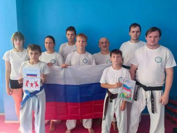 Юные мариупольские спортсмены присоединились к празднованию Дня Государственного флага России