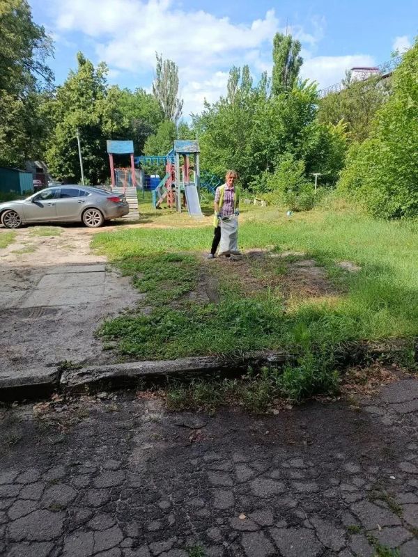 С заботой об округе. На минувшей неделе коллектив коммунального предприятия «Эко-Комфорт-Сервис» продолжил работу по комплексному благоустройству округа