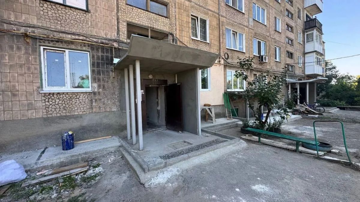 Во время очередного рабочего визита в подшефную Ясиноватую заместитель губернатора Челябинской области Александр Лазарев особое внимание уделил объектам, которые восстанавливает в нашем городе регион-шеф