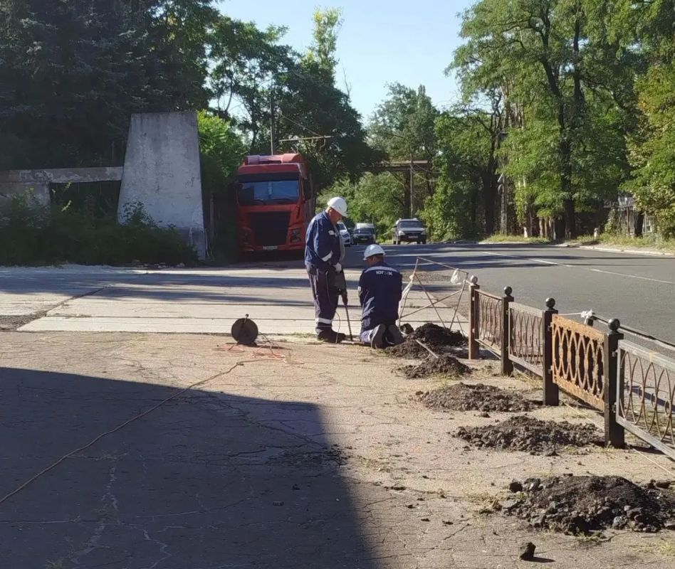 Сегодня, 24 августа, с целью обеспечения безопасности передвижения пешеходов и предотвращения случайного выхода людей на проезжую часть Филиалом № 3 «Макеевский металлургический завод» ООО «ЮГМК ДОНЕЦК» проведены работы по...