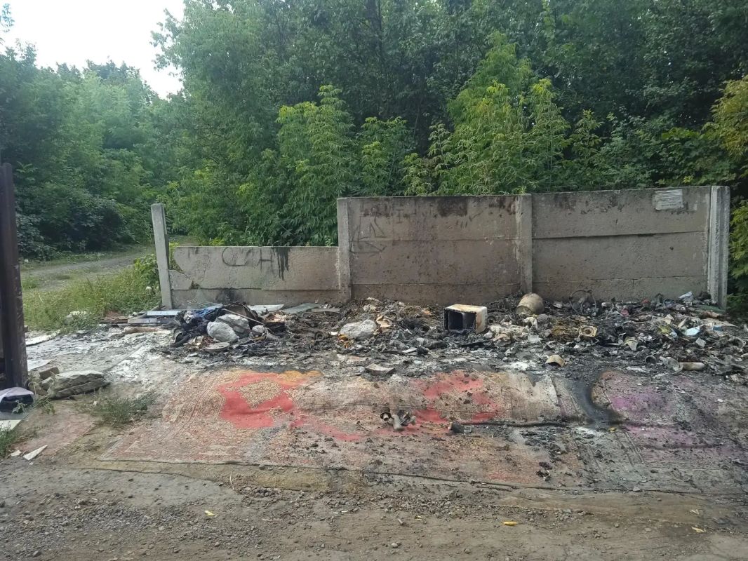 21 августа, силами Макеевского филиала ГУП ДНР «Донснабкомплект» проведены работы по уборке от мусора, оставшегося после возгорания ТКО, контейнерной площадки в жилом массиве «Совколония» по ул. Димитрова в районе дома № 68