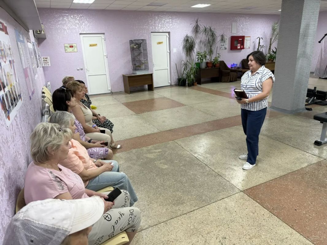 Сегодня, 24 августа, первый заместитель руководителя Управы Центрально-Городского внутригородского района Светлана Лесковец провела встречу с коллективом МБУ Дополнительного образования "Спортивная школа №1 города Макеевки"