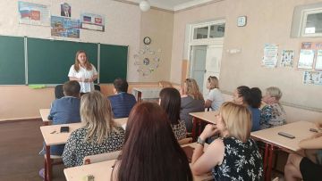 25 августа в Советском внутригородском районе депутат Макеевского городского совета первого созыва Алена Трякина провела встречу с жителями в помещении Средней школы № 92 (квартал 57, д. 15)