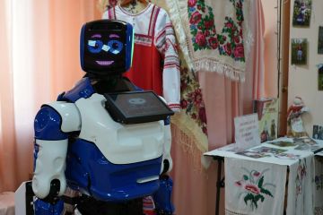 В Ясиноватском музее появился современный робот-гид