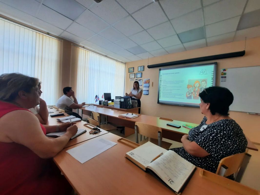 Депутат Мангушского муниципального совета Эльвина Чекалова обсудила с педагогами Урзуфской школы цифровизацию и развитие ТОС