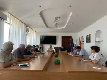 Сегодня, 25 августа, Глава муниципального образования городской округ Торез Чесноков А.В. провел совещание с участием руководителей администрации городского округа, заместителя председателя Торезского городского совета...
