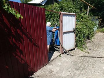 В Кировском внутригородском районе при поддержке региона-шефа Московская область продолжается подвоз воды для жителей домов, в которые в установленный графиком день не поступила вода