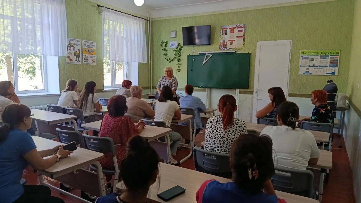 24 августа депутат Макеевского городского совета Донецкой Народной Республики Оксана Бевцык провела встречу с жителями в помещении Средней школы № 83 (ул
