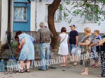 Алексей Кулемзин: Сегодня донецкие производители воды организовали бесплатную доставку питьевой воды жителям Кировского района