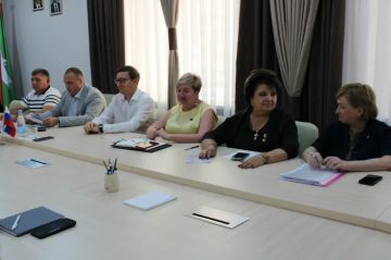 25 августа 2026 года депутаты Горловского городского совета от фракции «Единая Россия» — Роман Конев, София Потапова, Олег Сладкевич, Нелля Якуненко и Максим Лебедев — провели встречи с трудовыми коллективами