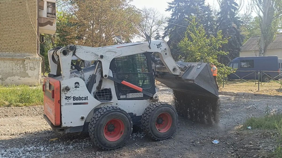 В Ждановке продолжается ремонт дорожного фонда
