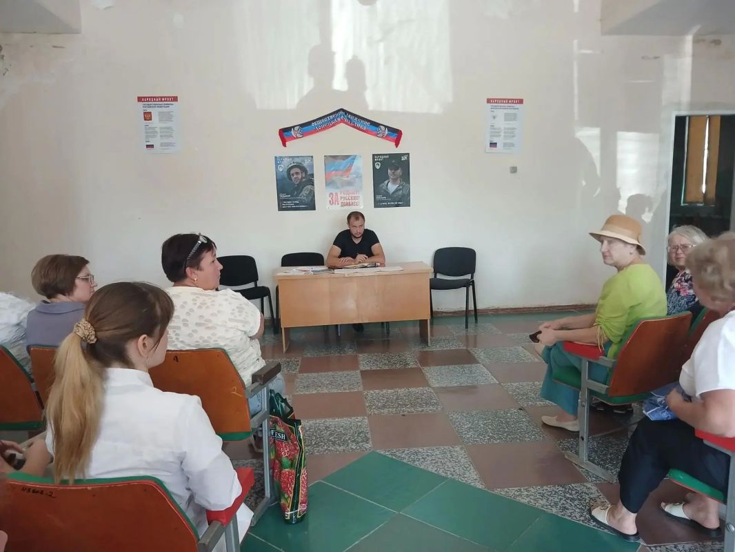 Начальник Амвросиевского территориального отдела Сергей Прищенко провёл встречу с жителями пгт Новоамвросиевское