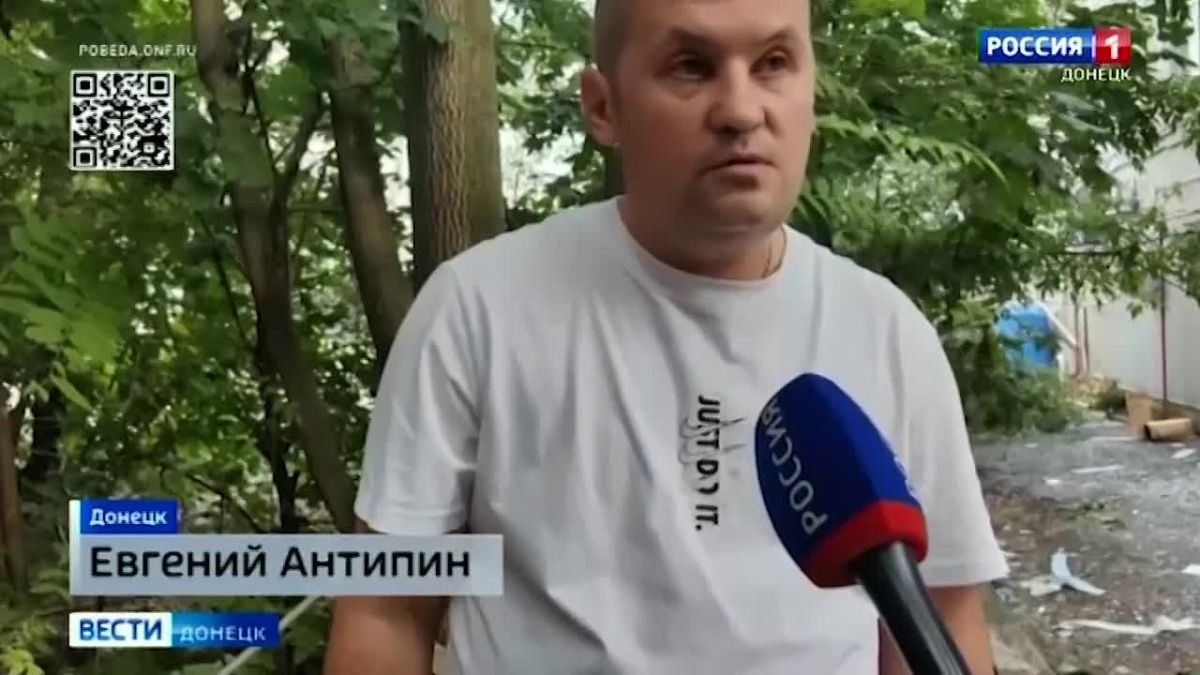 Последствия ракетного удара по Калининскому району Донецка Снаряды попали в четырехэтажное нежилое здание, оно — частично разрушено