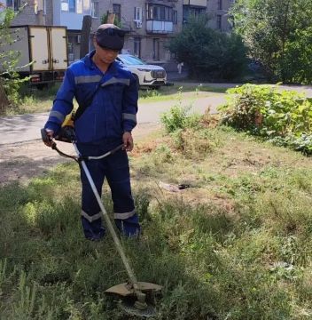 25 августа, с целью приведения территории в надлежащее санитарное состояние в Кировском внутригородском районе города Макеевки силами Макеевского филиала НКО «ЕДИНЫЙ РЕГИОНАЛЬНЫЙ ФОНД ПО УПРАВЛЕНИЮ МНОГОКВАРТИРНЫМИ ДОМАМИ НА...