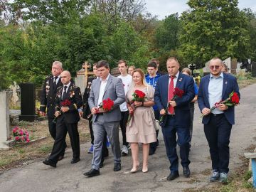 Сегодня в Торезе состоялась церемония возложения цветов к памятному знаку легендарного шахтёра и Героя Социалистического Труда А.Г. Стаханова. В мероприятии приняли участие Председатель Торезского городского совета Александр...