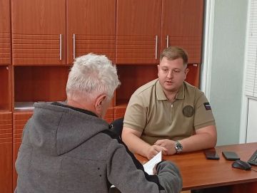 Сегодня очередной личный прием жителей округа в администрации Ясиноватой провел заместитель главы администрации округа Александр Сергеев