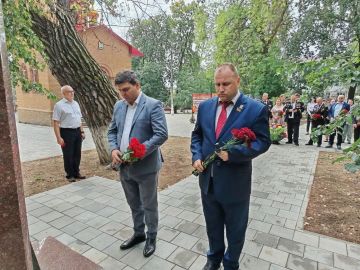 Сегодня, в преддверии Дня шахтёра, в городском сквере состоялась церемония возложения цветов к Мемориалу погибшим шахтёрам