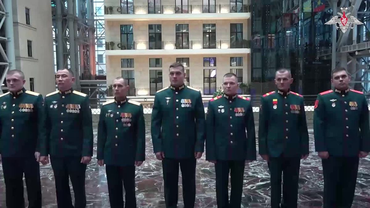 Министр обороны РФ Андрей Белоусов вручил медали «Золотая Звезда» и именное оружие российским военнослужащим, удостоенным высшего звания России «Герой Российской Федерации» за мужество и героизм при выполнении задач...