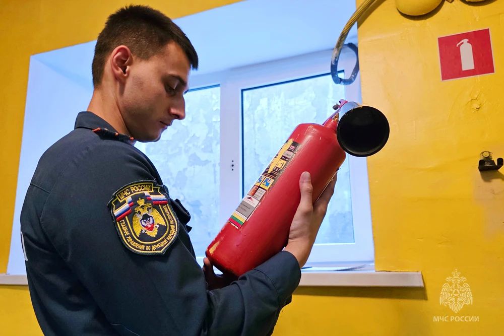В ДНР сотрудники МЧС России проводят обязательные профилактические визиты по пожарной безопасности в учебных заведениях