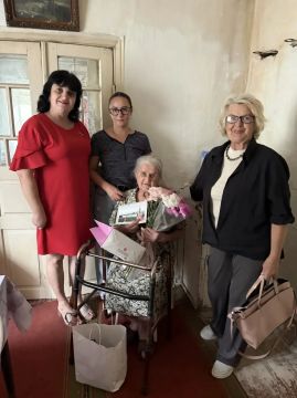 96 лет – целая эпоха : в селе Бердянское поздравили учителя, подарившего школе полвека