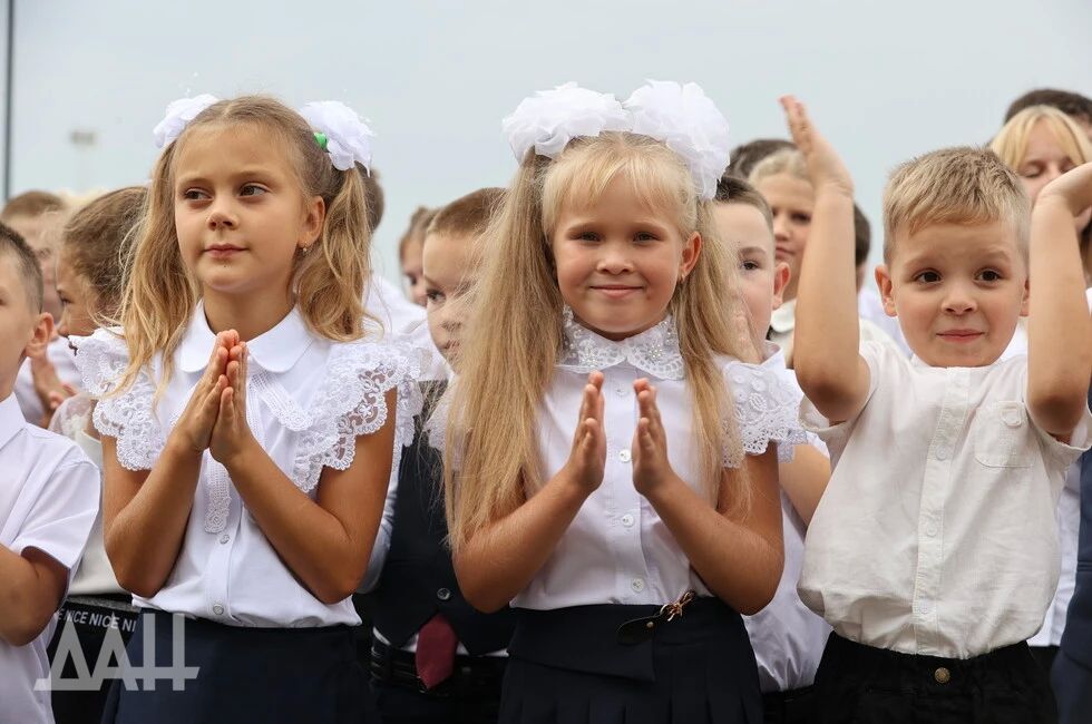 С бантами или без? Как сейчас одевают девочек на школьные линейки
