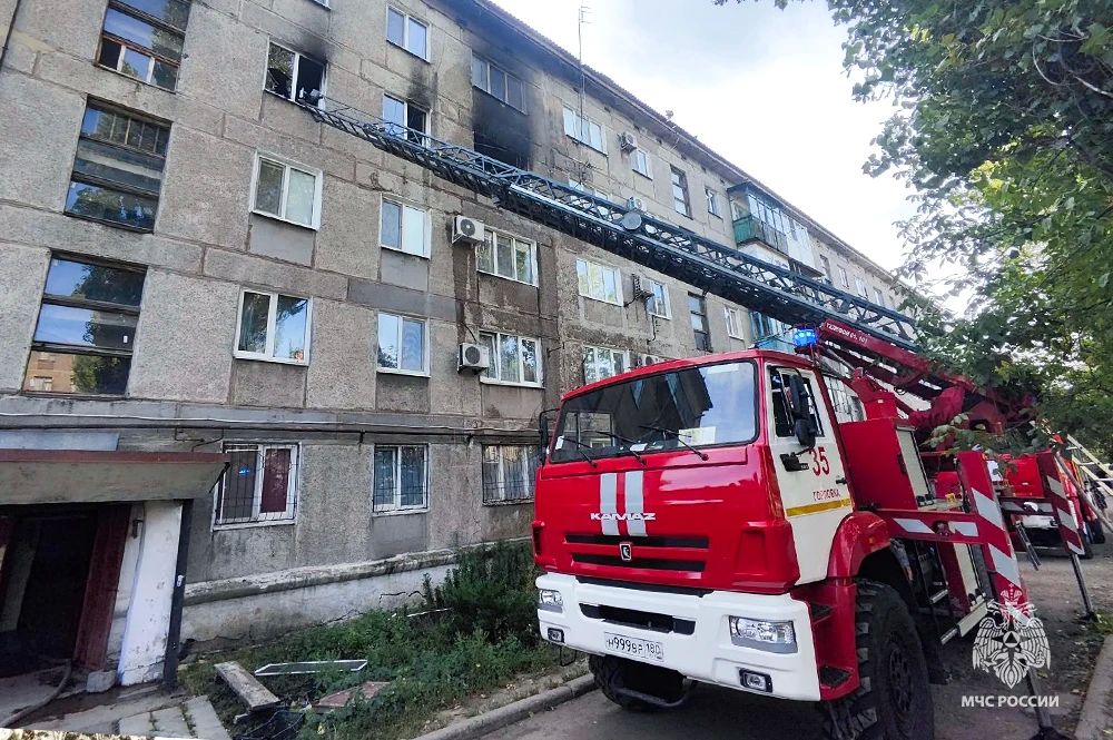 В Енакиево огнеборцы спасли двух человек из горящей квартиры