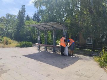 Сегодня, 31 августа, с целью приведения территории в надлежащее санитарное состояние силами МУП АГМ «Перспектива» проведены работы по уборке остановок общественного транспорта по ул. Кирова