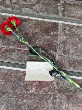 «Назвал сына в честь тебя»: дончане несут цветы к месту гибели Александра Захарченко на бульваре Пушкина