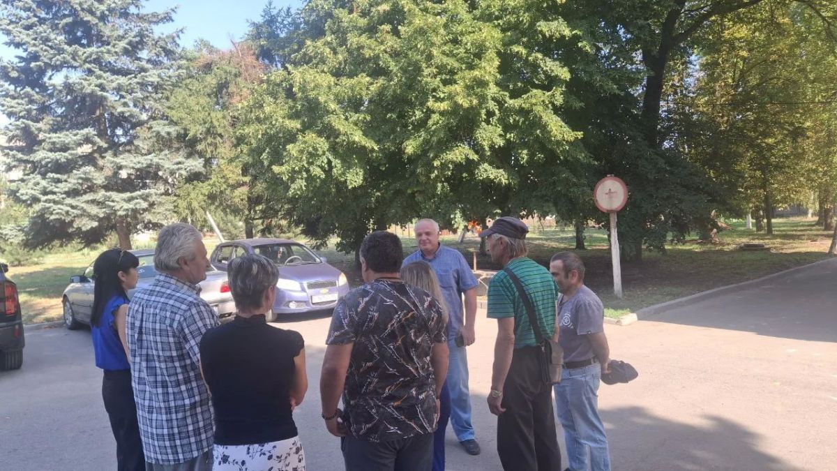 Сегодня депутат Тельмановского муниципального совета Юрий Корюк провёл встречу с жителями пгт