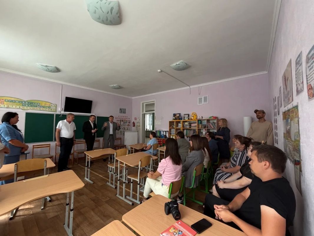 Сергей Юзвинкевич: Совместно с депутатом Народного Совета ДНР, председателем комитета Народного Совета по промышленности и торговле Николаенко В. В. и депутатом Народного Совета ДНР Золотнюк В. А. встречу с трудовым...