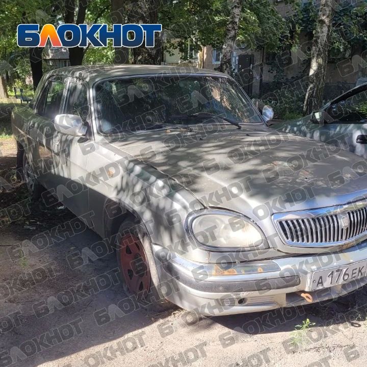 Второй год стоят во дворе: жители Донецка снова жалуются на бесхозные автомобили