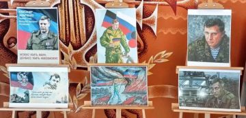 В ДШИ «Симфония Приморья» открылась памятная выставка, посвящённая первому главе ДНР, Герою ДНР Александру Владимировичу Захарченко