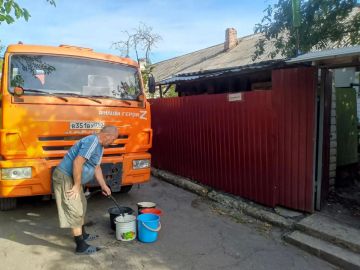 Сегодня, 31 августа, в Кировском внутригородском районе при поддержке региона-шефа Московская область произведен подвоз воды в жилом массиве «Путь Ильича» для жителей улиц Кальмана, Тихая, Алексеева, Матросова