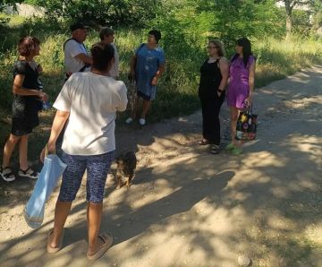 По поручению Главы Республики Дениса Пушилина, спикер-активист, председатель ТОС «Землянки» Светлана Пархоменко провела встречу с жителями Кировского района на подведомственной территории пгт Землянки по ул. Карла Маркса, 34