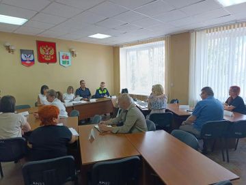 В администрации Амвросиевского муниципального округа состоялось очередное заседание комиссии по делам несовершеннолетних и защите их прав под председательством председателя комиссии Крюковой Елены Николаевны