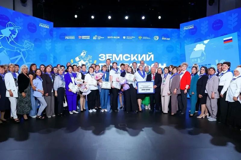 Большая часть свежего номера газеты «Почтовые вести», корпоративного издания АО «Почта России», посвящена конкурсу «Земский почтальон — 2026», финал которого проходил в конце мая в Москве