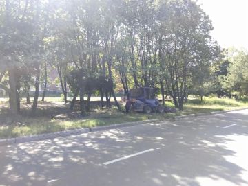 Сегодня, 31 августа, с целью приведения территории в надлежащее санитарное состояние в Кировском внутригородском районе города Макеевки силами МУП АГМ «Перспектива» проведены работы по покосу травы по бульвару 8 Сентября