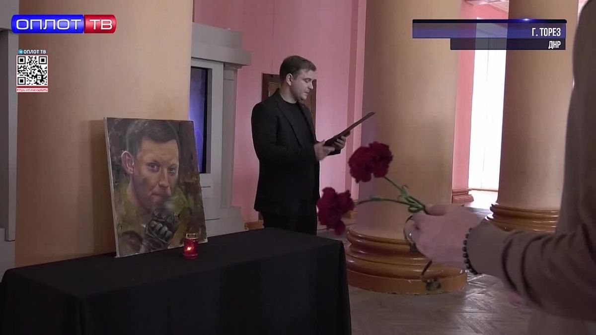 Он всегда был на передовой: в Торезе почтили память Александра Захарченко