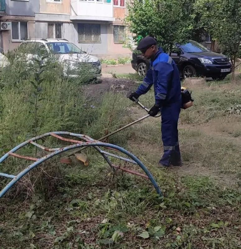 Сегодня, 31 августа, с целью приведения территории в надлежащее санитарное состояние в Кировском внутригородском районе города Макеевки силами Макеевского филиала НКО «ЕДИНЫЙ РЕГИОНАЛЬНЫЙ ФОНД ПО УПРАВЛЕНИЮ МНОГОКВАРТИРНЫМИ...